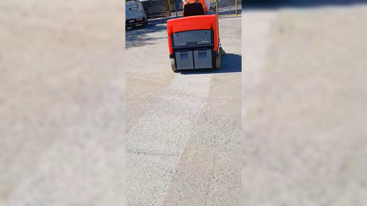 Entrega de barredora industrial Hako.