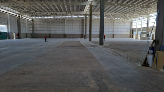 Servicio de barrido industrial en terreno.